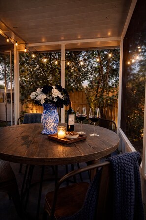 Outdoor dining - Pink Cottage on 11th (Mount Dora)
