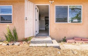 Exterior detail - Peaceful 2-bedroom house with AC in Bakersfield (Bakersfield)