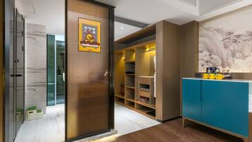 Family Triple Room, City View | Bathroom