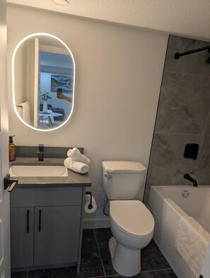 Serviettes fournies, savon, papier de toilette