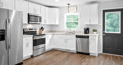 Downtown Retreat 2 BR 2.5 Bath 5 Beds