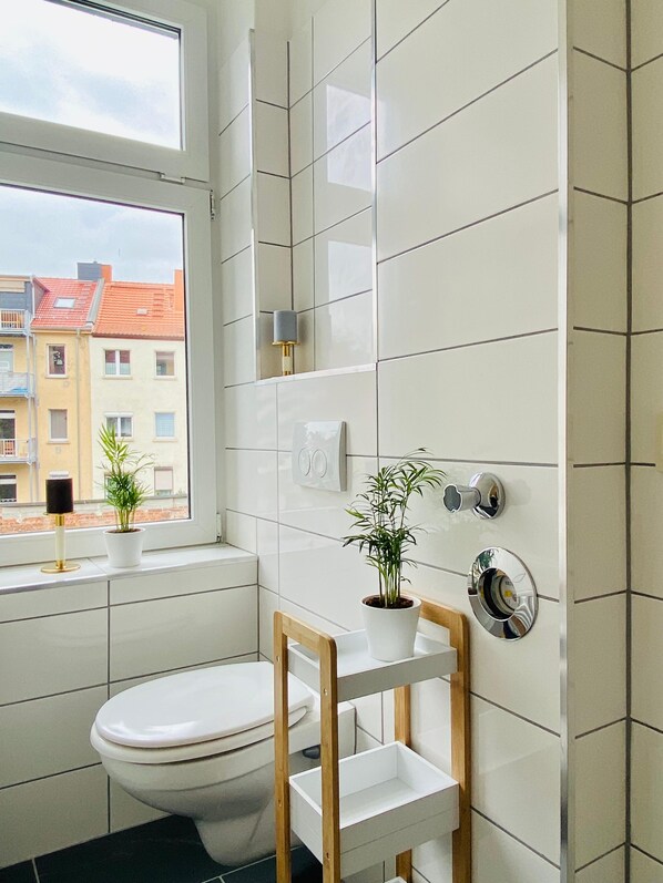 Een douche, een haardroger, handdoeken, toiletpapier