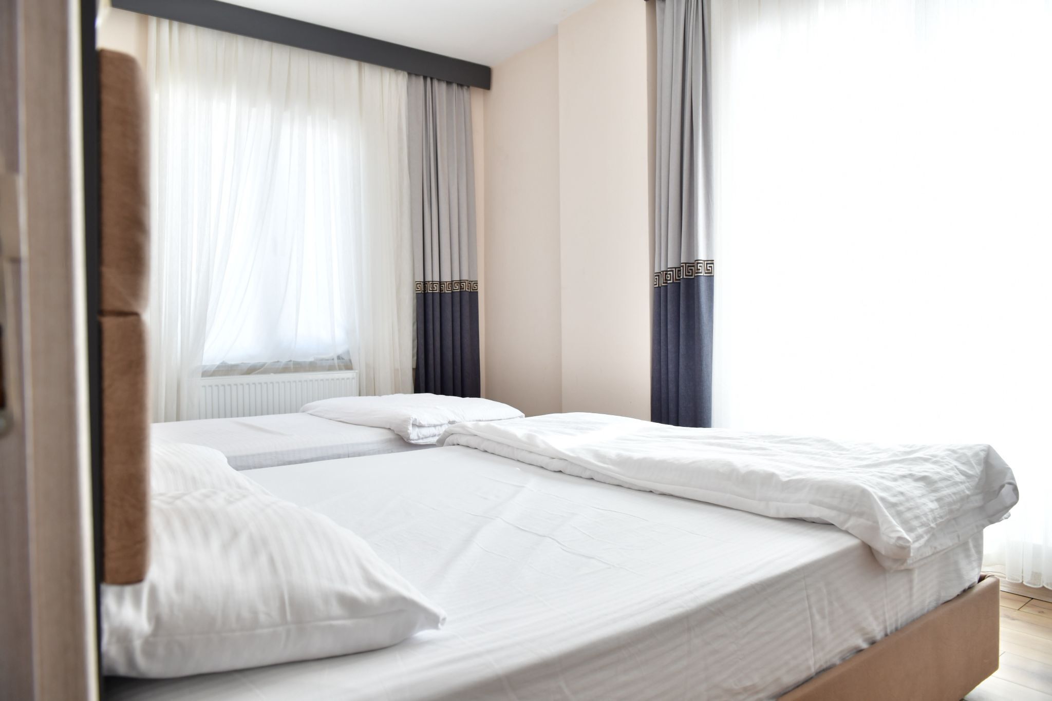 In-room safe, desk, laptop workspace