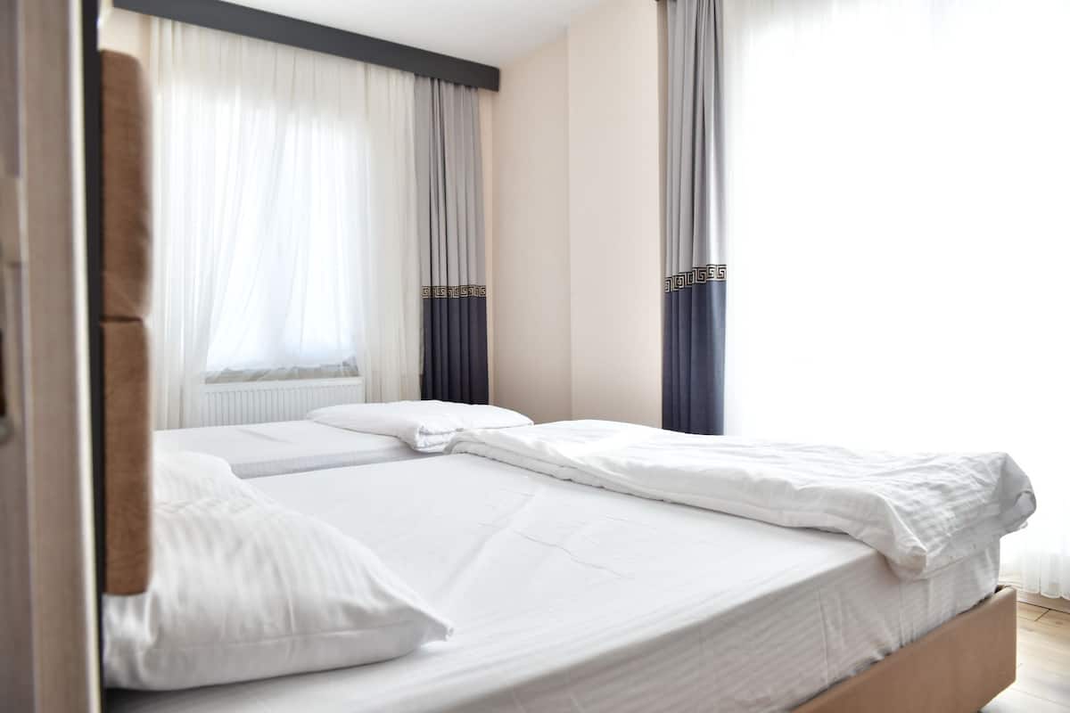 客房内保险箱、办公桌、笔记本电脑工作区