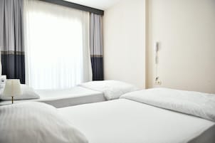 Värdeförvaringsskåp på rummet, skrivbord och arbetsyta för laptop