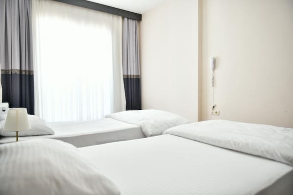 客房内保险箱、办公桌、笔记本电脑工作区