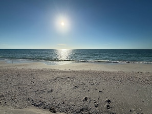 A beach with pebbles and a clear sky. - New 2026 4 BDR Cozy Home near Beach, golf course and with Jacuzzi (Rotonda West)
