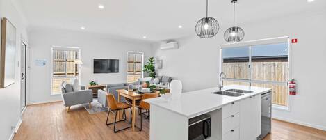 Kühlschrank, Mikrowelle, Herdplatte, Geschirrspüler