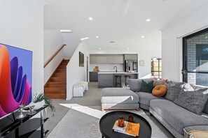 TV - Neiwand Retreat by Arvia Living (Calamvale)