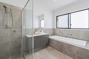 Shower - Neiwand Retreat by Arvia Living (Calamvale)