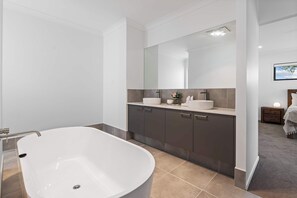 Shower - Neiwand Retreat by Arvia Living (Calamvale)