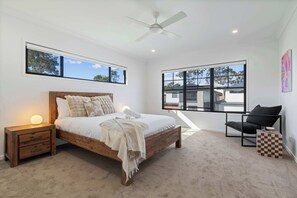 5 bedrooms, iron/ironing board, WiFi, bed sheets - Neiwand Retreat by Arvia Living (Calamvale)