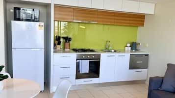 Superior Apartment, Bay View | Private kitchen | Fridge, microwave, oven, stovetop