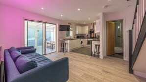 Un apartamento moderno con sala de estar, cocina y balcón.
