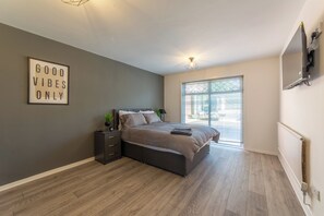 4 bedrooms, iron/ironing board, WiFi, bed sheets