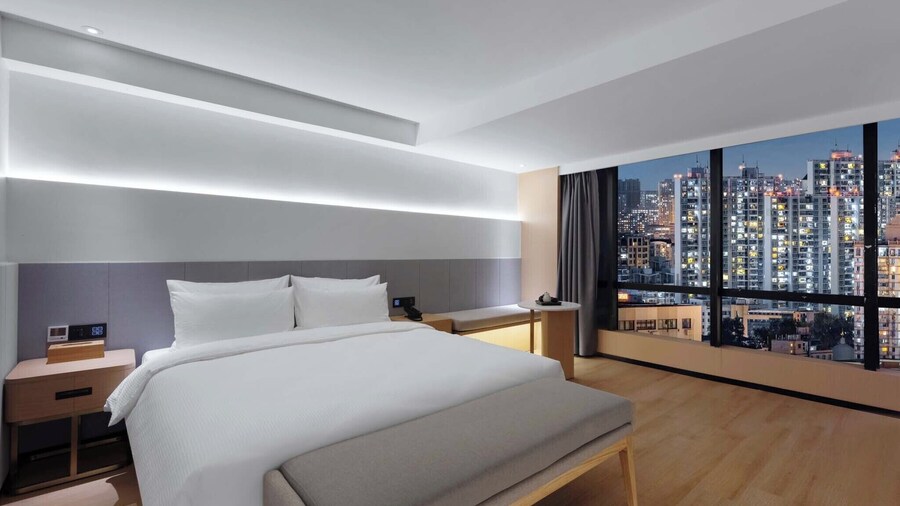 come and stay at S Hotel(Chongqing Jiefangbei Store )