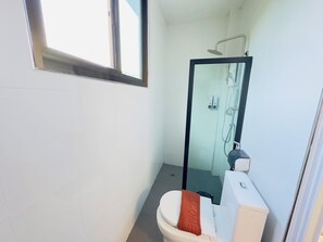 Quadruple Room | Bathroom | Shower, free toiletries, hair dryer, towels - Oasis Phamee (Mae Sai)