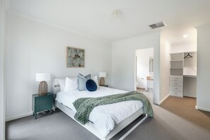 4 slaapkamers, een strijkplank/strijkijzer, gratis wifi, beddengoed