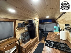 Refrigerador, microondas, parrilla de estufa y cafetera y tetera 