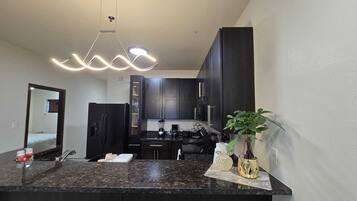 Réfrigérateur, micro-ondes, four, plaque de cuisson