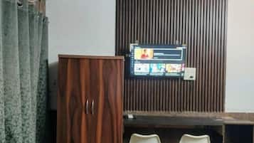 Deluxe-Doppelzimmer, Balkon, Stadtblick | Innenbereich