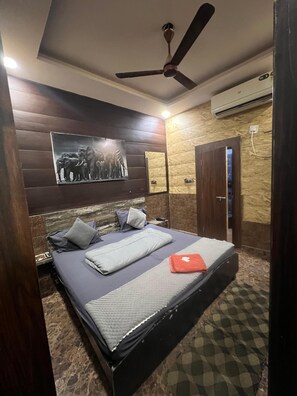 Deluxe Double Room, Balcony, City View | Free WiFi - metroview rooms & celebration (delhi)