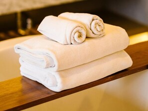 Habitació doble Deluxe, balcó, vistes a la ciutat | Instal·lacions del bany | Sabó