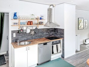 Geladeira, micro-ondas, fogão, talheres/pratos/utensílios de cozinha