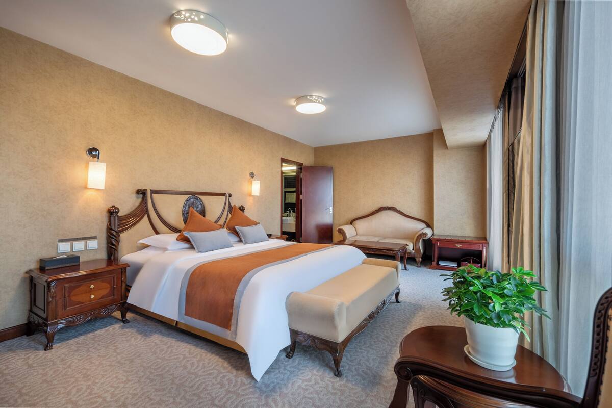 Comfort Suite, 1 King Bed, Non Smoking, City View