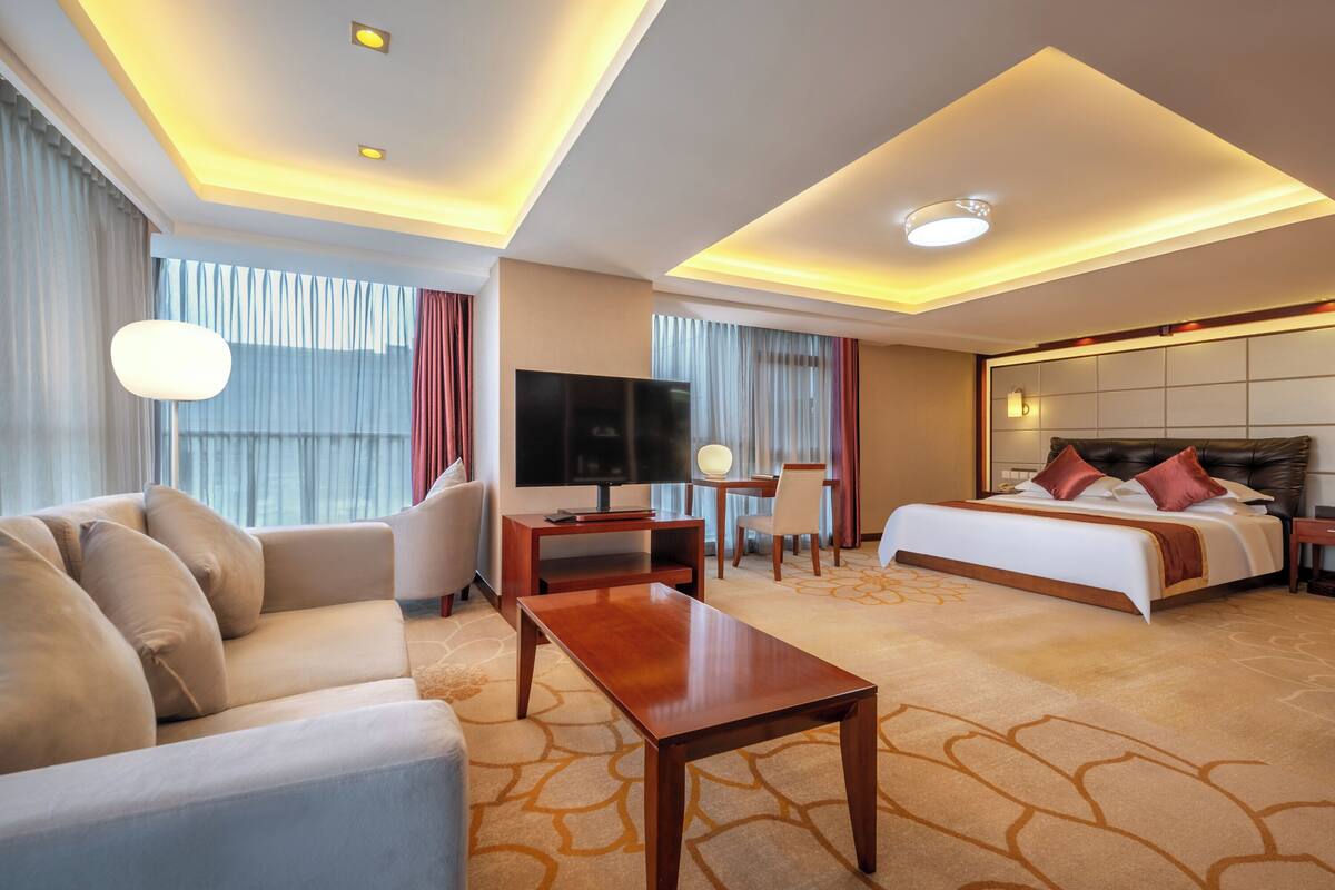 Classic Studio Suite, 1 King Bed, Non Smoking, City View