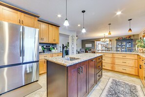 Kylskåp, mikrovågsugn, spishäll och diskmaskin