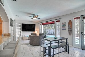 Dining - Poolside Oasis! Family Escape in Safety Harbor (Safety Harbor)