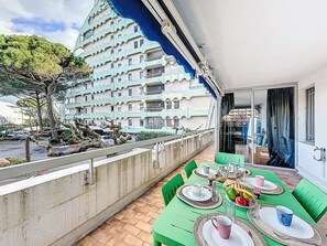 Outdoor dining - Les Marines de Haute-Plage by Interhome (La Grande Motte)
