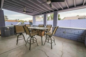 Outdoor dining - Villa in the HEART of town (Las Vegas)