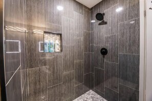 Shower, hair dryer, towels, soap - Villa in the HEART of town (Las Vegas)