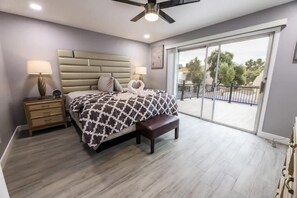 4 bedrooms, iron/ironing board, Internet, bed sheets - Villa in the HEART of town (Las Vegas)