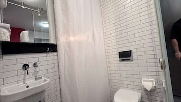 Suíte família | Banheiro | Chuveiro/banheira combinados, produtos de toalete grátis