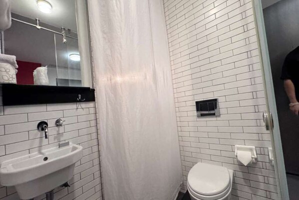 Family Suite | Bathroom | Combined shower/tub, free toiletries, hair dryer, towels - CENTRAL PARK NYC (New York)