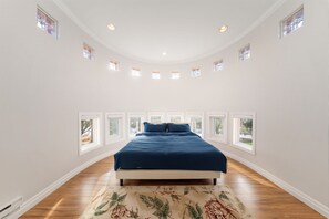 6 slaapkamers, een strijkplank/strijkijzer, wifi, beddengoed