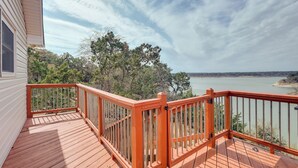 A wooden deck with a railing overlooking a body of water and trees. - Panoramic Lake Belton Views: Home Near Marina (Belton)