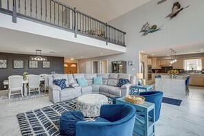 TV, books - Panoramic Lake Belton Views: Home Near Marina (Belton)
