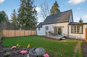 Terrace/patio - Emerald City Jungle Oasis – 10 Min to Downtown Seattle (Seattle)