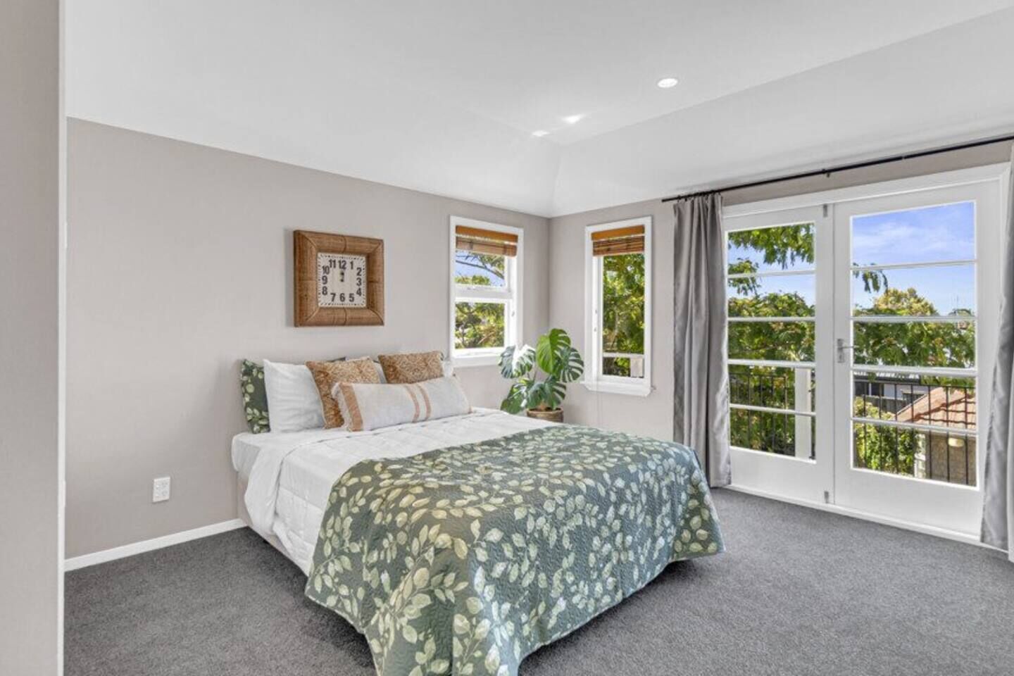 Travel cot, WiFi, bed sheets