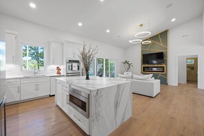 Fridge, microwave, stovetop, dishwasher - 'The Emerald Cove Residence' Lake Oconee Luxury! (Eatonton)