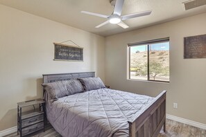 2 bedrooms, iron/ironing board, Internet, bed sheets - 2 Mi to SARA Park: Family Retreat w/ Fire Pit (Lake Havasu City)