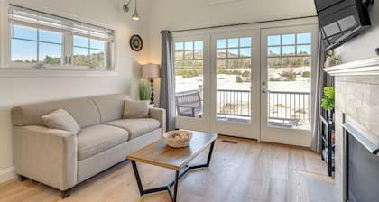 Mtn Views + Resort Perks: Cozy Cottage in Thornton