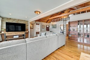 TV, fireplace, video games, table football - Lakefront, Hot tub, Theater Game w/ Private Dock (Lexington)