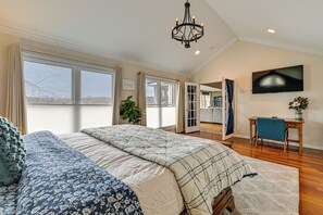 3 bedrooms, iron/ironing board, travel cot, Internet - Lakefront, Hot tub, Theater Game w/ Private Dock (Lexington)