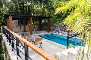 Una piscina al aire libre