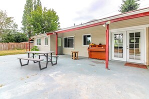 Outdoor dining - Amazing 4-bedroom house with AC in enchanting Federal Way (Federal Way)